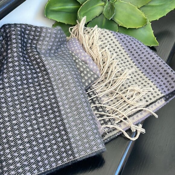 Unisex scarf, cream charcoal, lavender gray  like new wrap soft no smoke - Picture 1 of 9